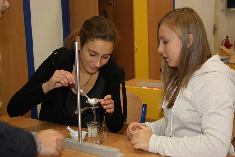 Žáci ZŠ Karoliny Světlé mají nové učebny chemie a fyziky. 