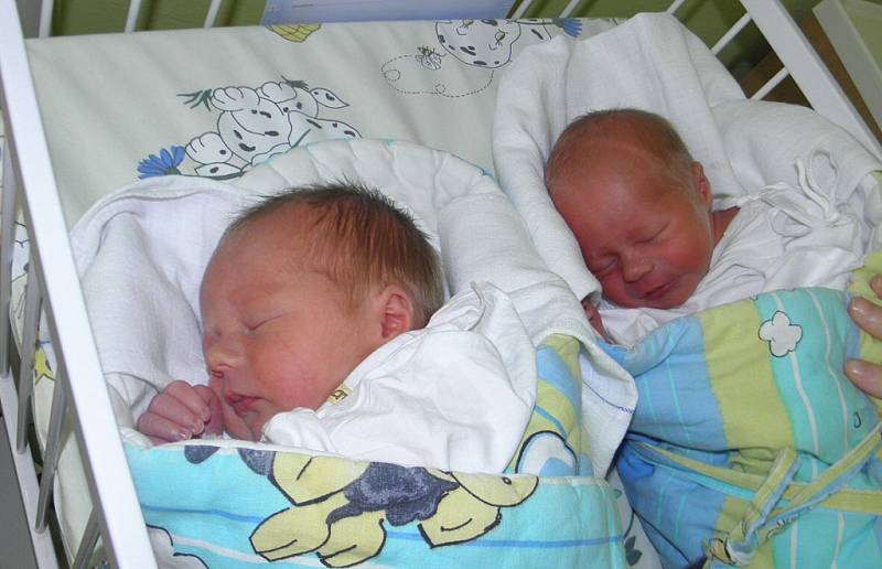 Dvojčátka Sebastiánek a Tobiášek se narodila 28. září paní Lucii Ďuratné z Karviné. Po narození malý Sebastiánek vážil 2850 g a měřil 47 cm a jeho bráška Tobiášek vážil 2290 g a měřil 45 cm.