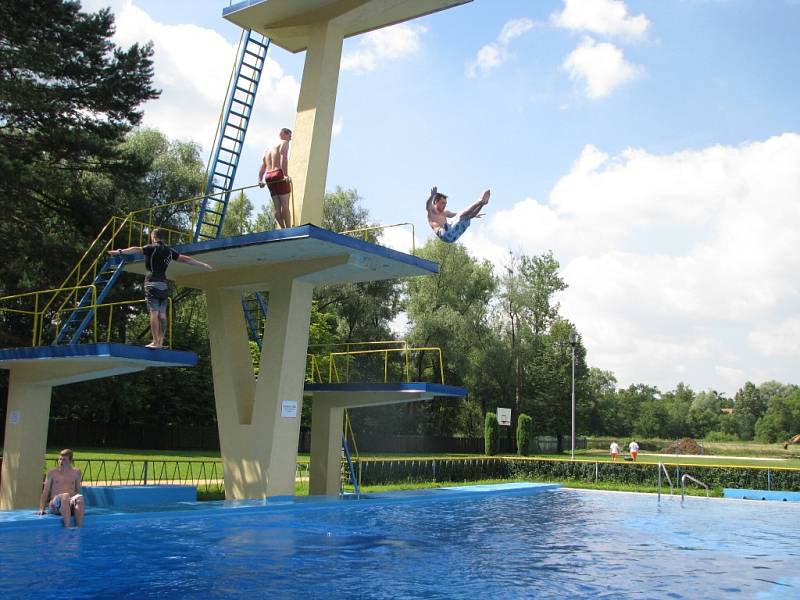 Soustředění skokanů na věži havířovského koupaliště. 