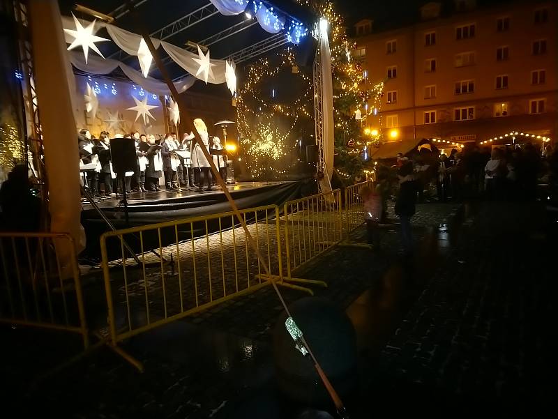 letos poprvé se také v Českém Těšíně na náměstí z pívaly koledy pod taktovkou Deníku.