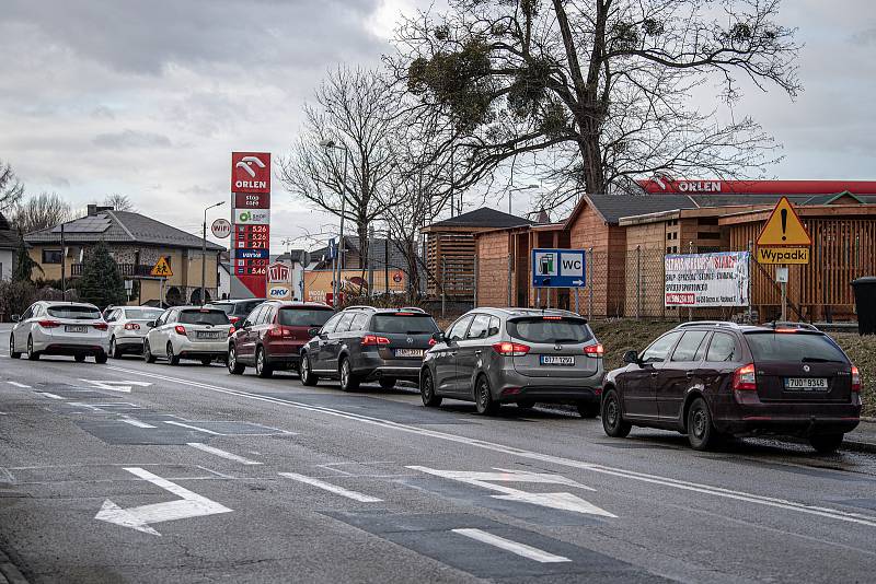 Fronta aut před benzínovou stanicí Orlen, 2. února 2022 v Chalupkách (PL). Motoristé využívají nízkých cen pohonných hmot.