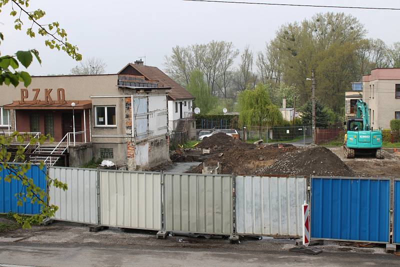 V Petrovicích se staví od základů nové kulturní centrum. Původní budovu musela obec nechat neplánovaně celou strhnout.