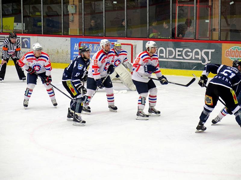 Havířovští hokejisté (v černém) padli po boji i ve třetím duelu čtvrtfinále.