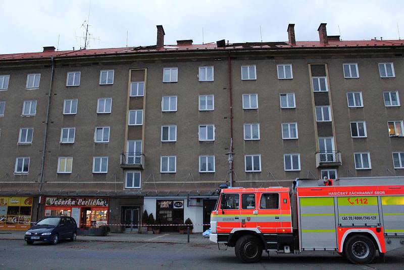 Poryvy větru poškodily střechu domu na Národní třídě v centru Havířova.