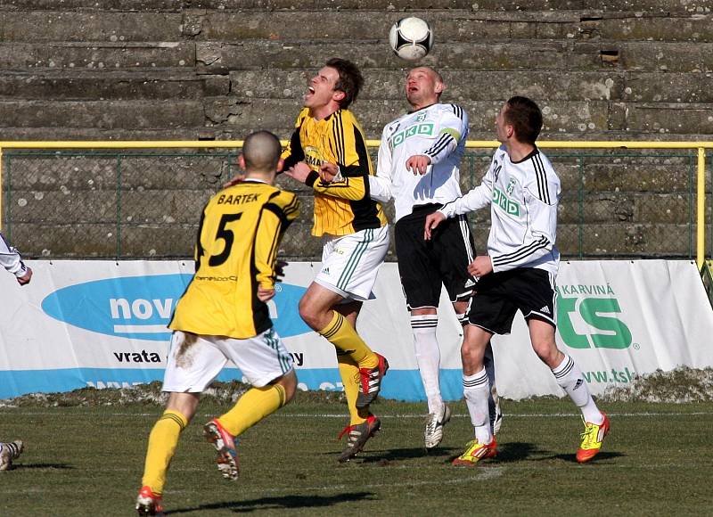 Fotbalisté Karviné (v bílém) remizovali doma s Bohemkou 0:0.