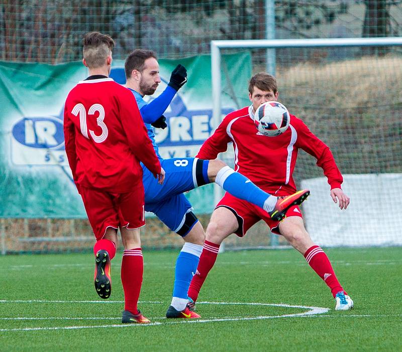 Havířovští fotbalisté (v modrém) uspěli v Pusté Polomi.