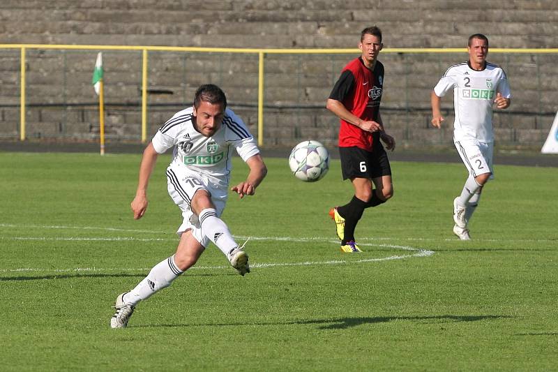 Fotbalisté Karviné (v bílém) ztratili další nadějně rozehraný duel.