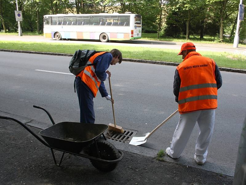 Čištění kanálových vpustí po bouřce. 