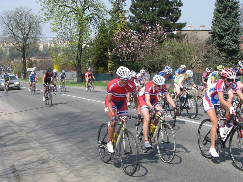 Cyklistky ve stoupání do Bludovického kopce v Havířově. 