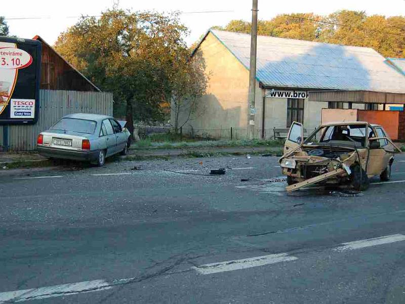 Nehoda dvou osobních automobilů v Chotěbuzi.