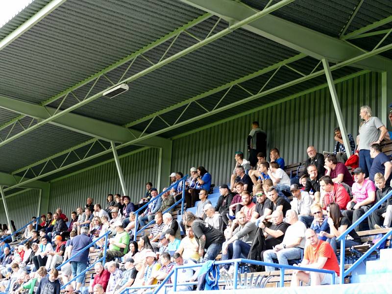 Havířovští fotbalisté (v modrém) přehráli Frýdlant jasně 3:0.