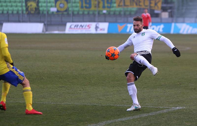 Karviná (v bílém) zdolal Zlín vysoko 4:0.