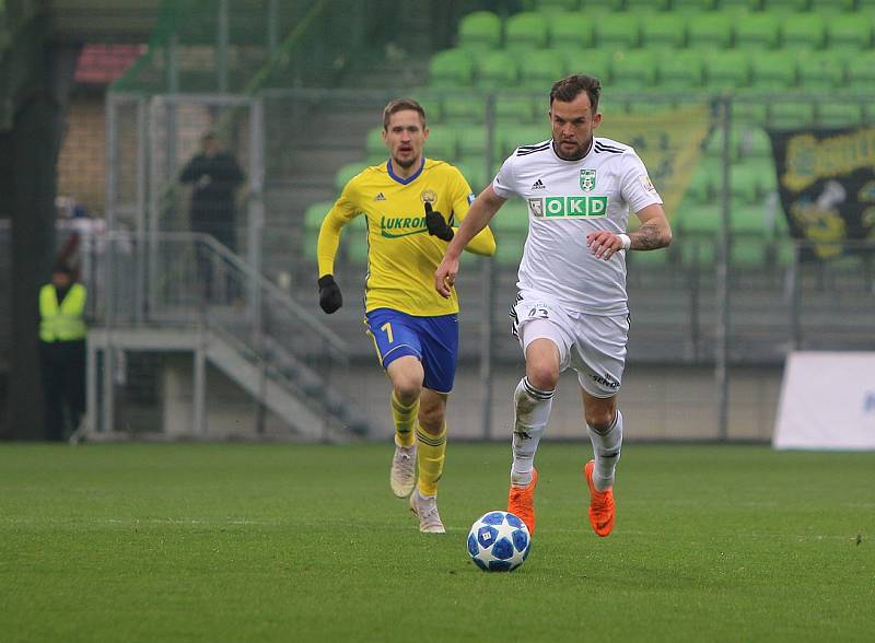 Karvinští fotbalisté (v bílém) dokázali v sobotu přehrát Zlín 2:0.