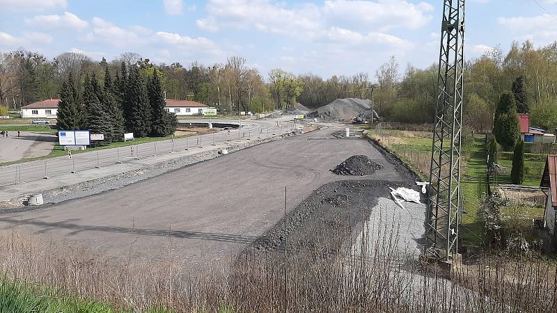 Stavba silničního obchvatu pokračuje. Už teď se ale ví, že dokončení se o nějaké 4 měsíce protáhne. Sjezd z Ostravské ulice na budoucí obchvat.