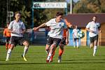 Petrovické derby v I.B třídě pro sebe získali fotbalisté Interu (v bílém), kteří vyhráli u kolegů ze Závady 2:1.