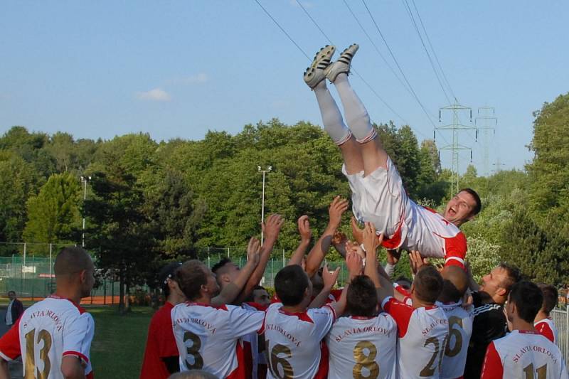 Dokázali to! Orlovští fotbalisté slaví postup do MSFL.