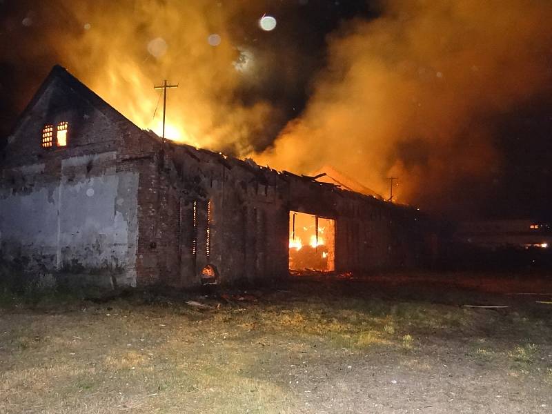 Sedm jednotek hasičů zasahovalo od sobotního večera do nedělního rána u požáru zemědělského skladu v Dolní Lutyni.