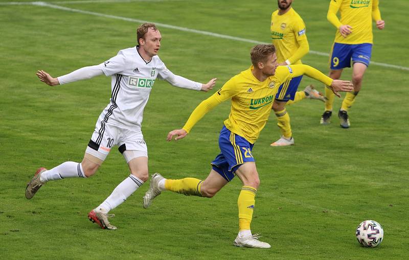 Fotbalisté Karviné (v bílém) vyhráli v nedělním utkání 25. ligového kola ve Zlíně pod novým trenérem Jozefem Weberem 2:1.