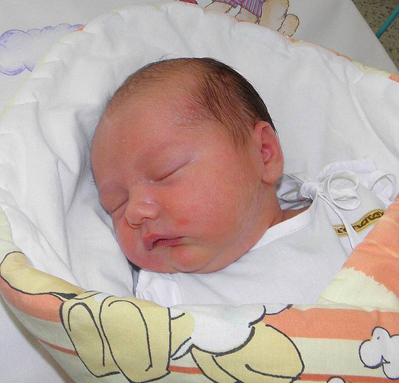 Viktorie Mazurková se narodila 17. srpna mamince Darině Mazurkové z Petrovic. Porodní váha malé Viktorky byla 3260 g a míra 47 cm. Bráška Richard se na miminko moc těší.