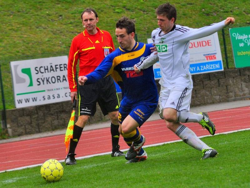 Fotbalové utkání Varnsdorf - Karviná (v bílém) skončilo 1:1.