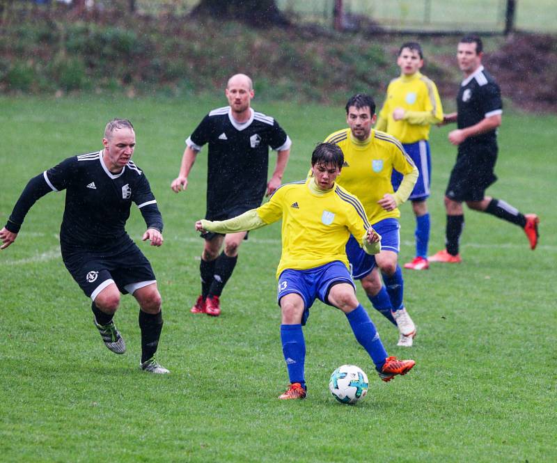 Záblatí (v černém) doma remizovalo s Nýdkem 1:1.