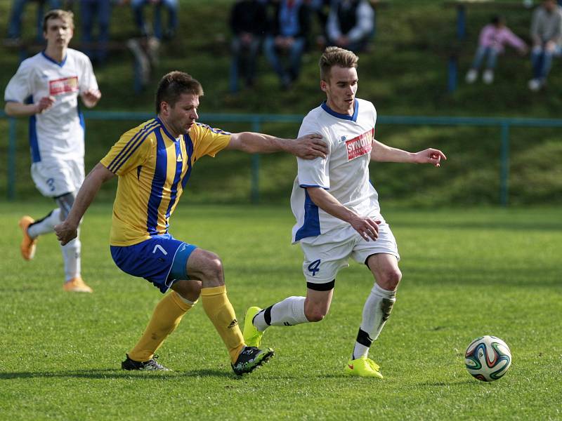 Bohumínu (žlutomodré dresy) se na jaře nedaří. V neděli prohrál s Kobeřicemi.