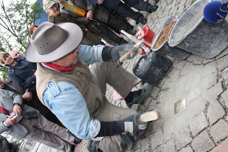 Před budovou čítárny a kavárny Noiva byl do dlažby vsazen kámen připomínající zakladatelku kavárny Rozálii Wiesner, která v červnu 1942 zahynula v koncentračním táboře v Osvětimi. 