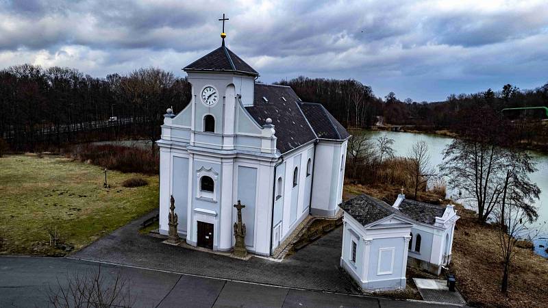 Šikmý kostel sv. Petra z Alkantary v Karviné-Dolech a jeho okolí