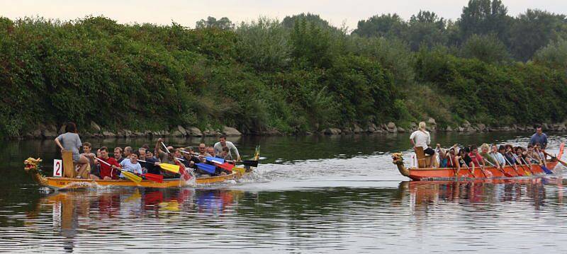 Ve Starém Bohumíně na řece Odře se v sobotu jely závody dračích lodí.
