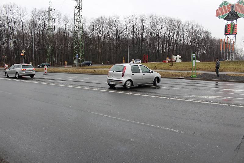 V křižovatce u obchodní zóny v Havířově panuje chaos. Tento řidič-senior se otáčel na dvojité plné čáře.