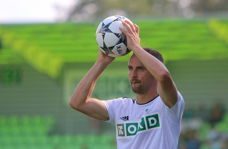 Karvinští fotbalisté (v bílém) podali proti Plzni kvalitní výkon. Nicméně prohráli 0:1.