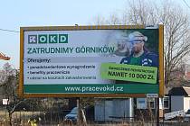 U hraničních přechodů si OKD zaplatilo billboardy, kterými chce přilákat polské horníky do firmy. Podobně těžaři cílí také na Slováky.