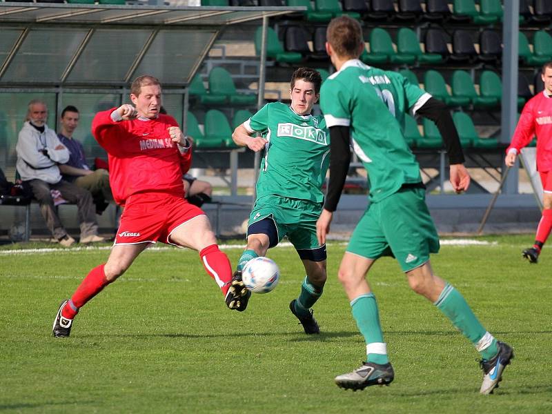 Karviná B (v zeleném) zvládla derby s Bohumínem.