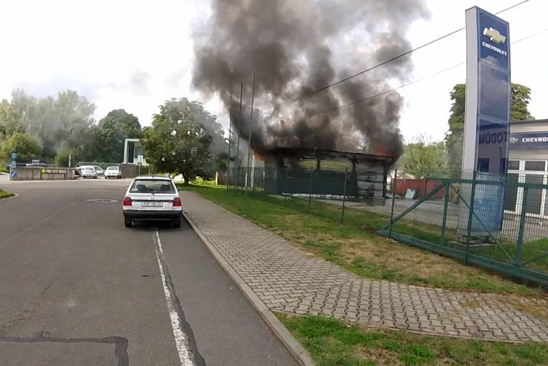 Požár skladu autoservisu poblíž Ostravské ulice v Havířově.