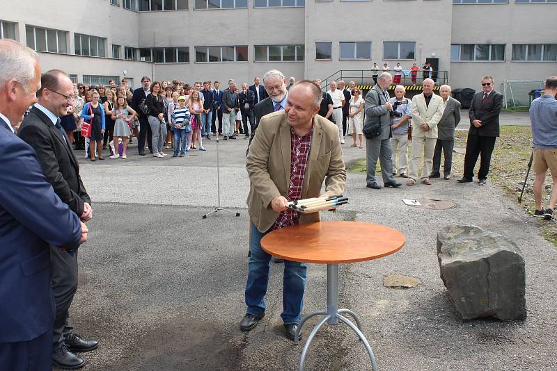 Na gymnáziu v Českém Těšíně se ve středu poklepal základní kámen stavby nové tělocvičny, kterou zaplatí Moravskoslezský kraj.