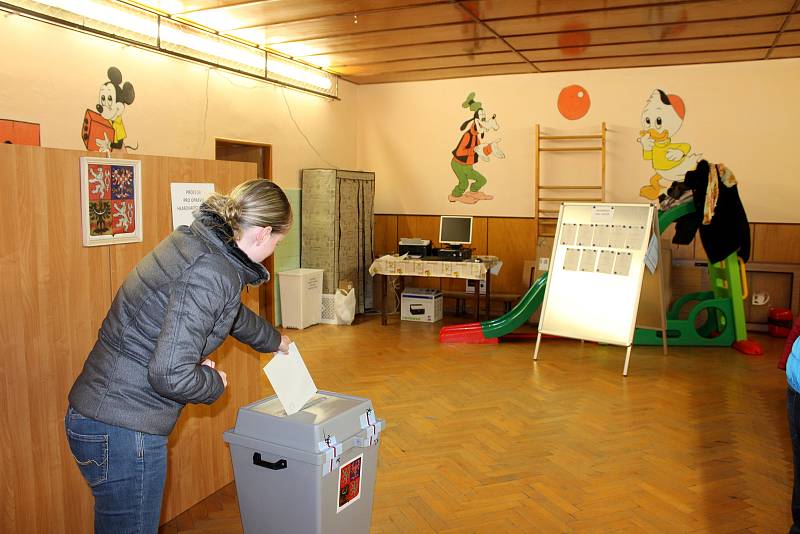 Jednu z volebních uren našli dětmarovičtí voliči i v tělocvičně zdejší mateřské školy.