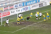 Fotbalisté Karviné (na archivním snímku v bílém) porazili v utkání 33. kola FORTUNA:LIGY Teplice 2:0.