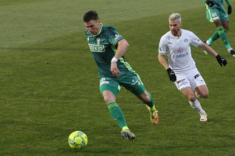 Fotbalisté Karviné (v zeleném) prohráli v úvodním jarním ligovém kole na Slovácku 0:2.