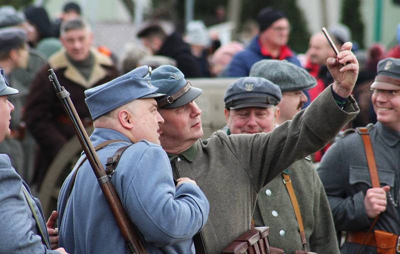 100 let od tzv. Sedmidenní války mezi Českem a Polskem o slezské území připomněla v sobotu odpoledne rekonstrukce válečné bitvy, která se konala v polském Skočově za účasti polských i českých vojensko-historických skupin.