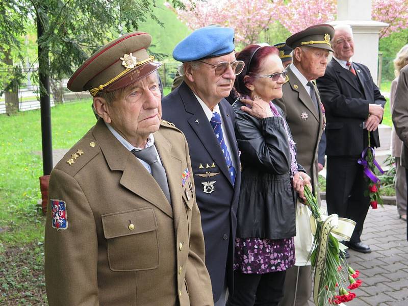 Pietní akt na památku vojáků padlým při osvobozování Ostravska.