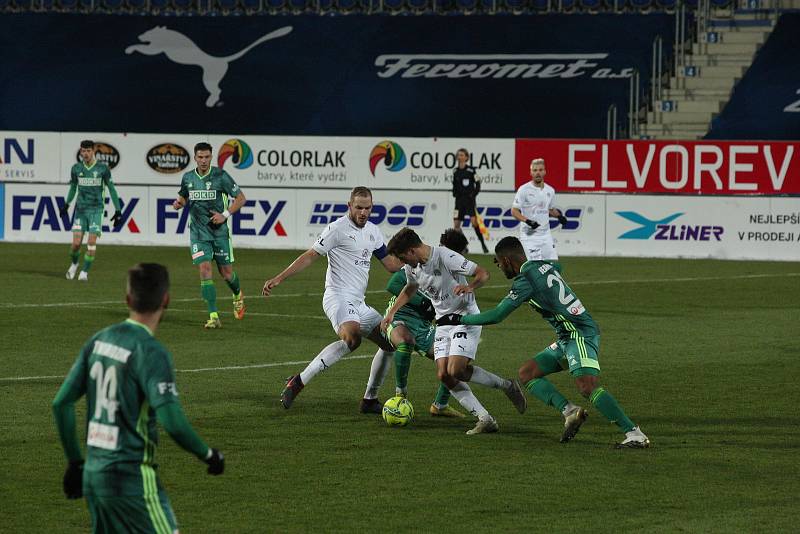 Fotbalisté Karviné (v zeleném) prohráli v úvodním jarním ligovém kole na Slovácku 0:2.