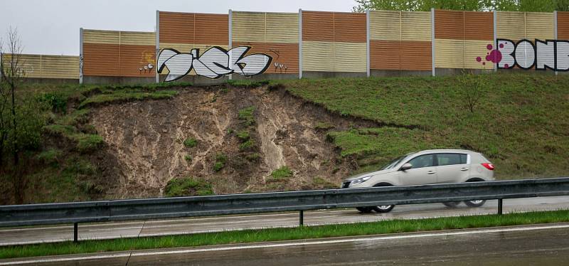 Sesuv půdy vlivem vytrvalých dešťů u dálnice D48 směrem na Český Těšín.