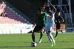 Karvinští fotbalisté (v bílém) vyhráli v Příbrami 2:0.