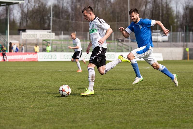 Z utkání Karviná (v bílém) - Vlašim 2:0.