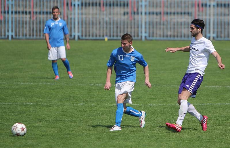 Havířovští fotbalisté (v modrém) podlehli favoritovi z Mohelnice.