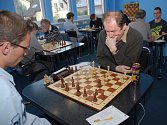 Jaroslav Sobek (vpravo) je oporou šachového družstva ŠK Karviná.