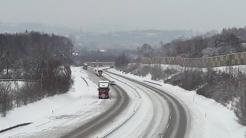 Doprava na D48 v Žukově po sněžení.