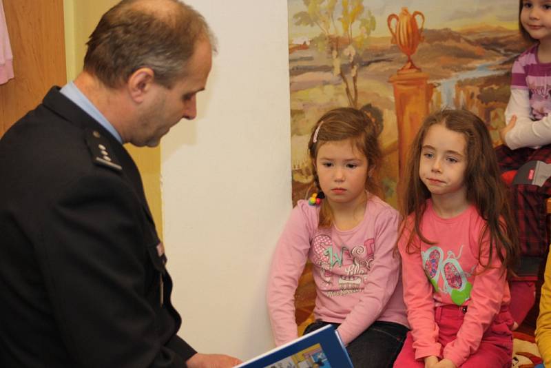 Policejní preventista Jaroslav Kus četl dětem z knihy Policejních pohádek. 