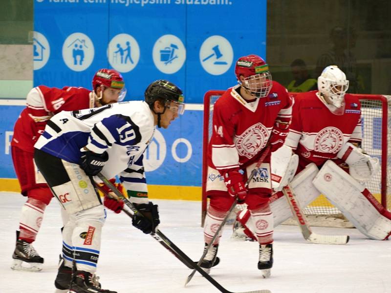 Havířov vs. Frýdek-Místek (v červeném).