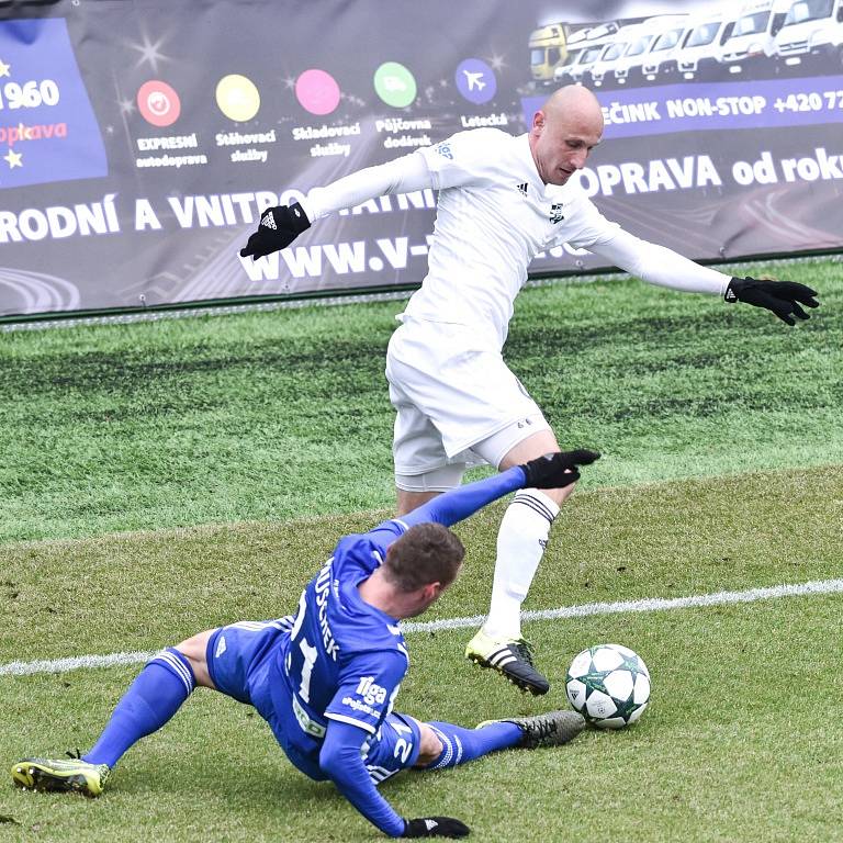 Karvinští fotbalisté (v bílém) remizovali doma s Mladou Boleslaví 1:1.